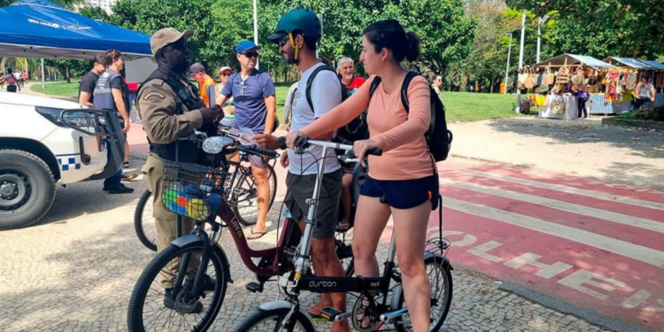 Ministério Público do Rio pede suspensão das novas regras para bicicletas e patinetes elétricos e questiona falta de estudos técnicos da Prefeitura.