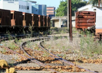 Antigo pátio ferroviário volta a preocupar moradores após denúncia de produto tóxico.
