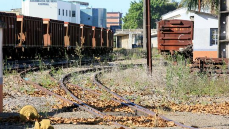 Antigo pátio ferroviário volta a preocupar moradores após denúncia de produto tóxico.