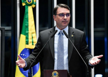Flávio Bolsonaro passa a ser alvo de pedidos de investigação após reportagem apontar repasses milionários para filme sobre Jair Bolsonaro.