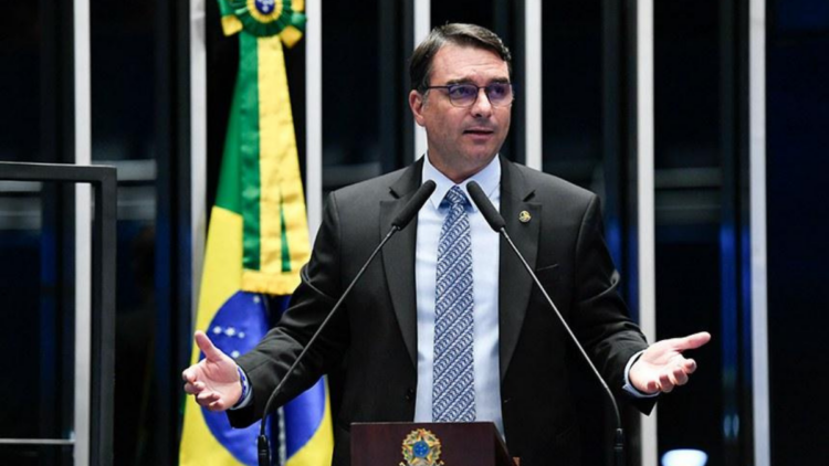 Flávio Bolsonaro passa a ser alvo de pedidos de investigação após reportagem apontar repasses milionários para filme sobre Jair Bolsonaro.