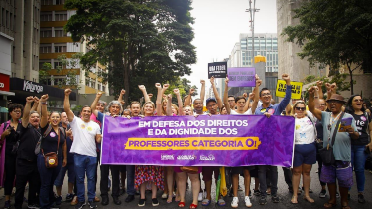 Ato público na Avenida Paulista reivindica direitos dos professores categoria O