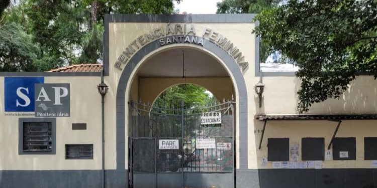 Influenciadora Deolane Bezerra teve prisão mantida após audiência de custódia em São Paulo.