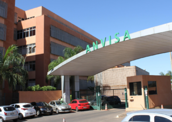 Anvisa decide nesta quarta-feira se mantém a suspensão de lotes da Ypê após inspeção identificar falhas na unidade de Amparo, em São Paulo.