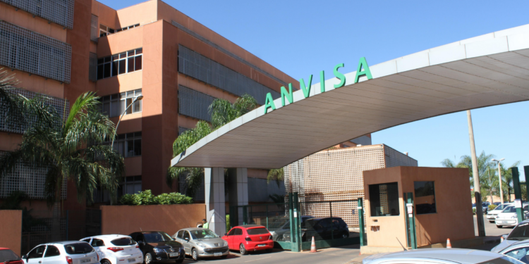 Anvisa decide nesta quarta-feira se mantém a suspensão de lotes da Ypê após inspeção identificar falhas na unidade de Amparo, em São Paulo.