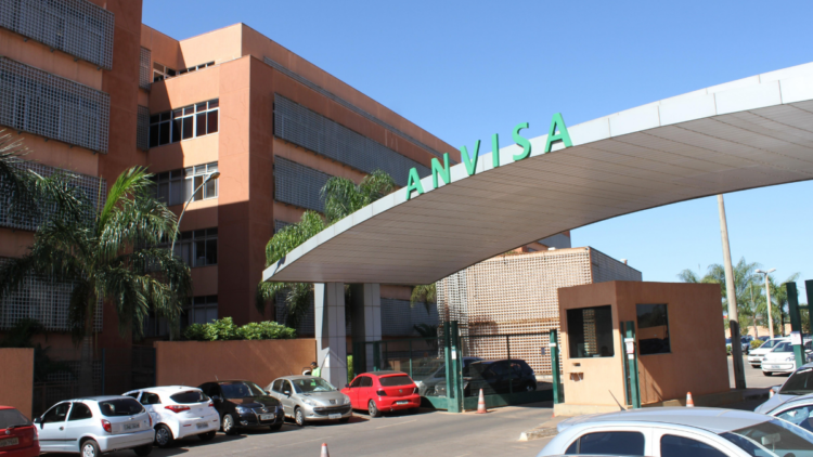 Anvisa decide nesta quarta-feira se mantém a suspensão de lotes da Ypê após inspeção identificar falhas na unidade de Amparo, em São Paulo.