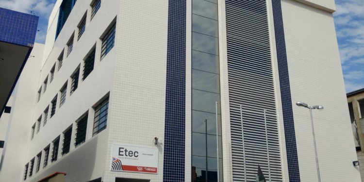 Etec de Praia Grande, no litoral sul de São Paulo, oferece 200 vagas gratuitas em cursos técnicos. Inscrições para o Vestibulinho 2026 seguem até 25 de maio.
