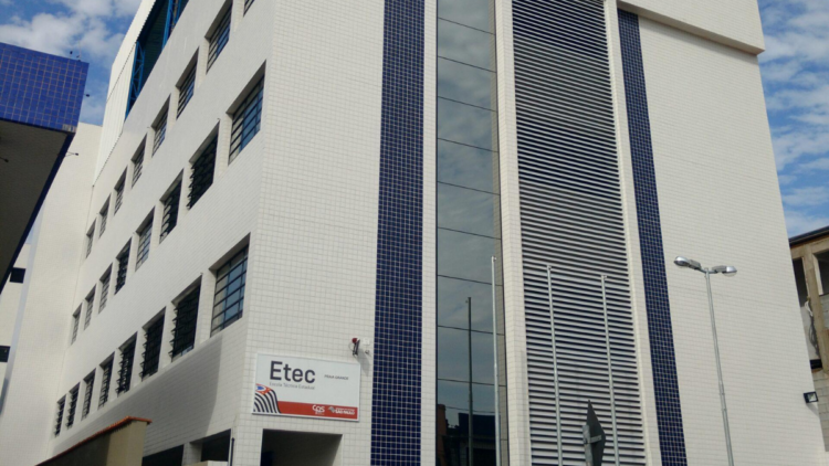 Etec de Praia Grande, no litoral sul de São Paulo, oferece 200 vagas gratuitas em cursos técnicos. Inscrições para o Vestibulinho 2026 seguem até 25 de maio.