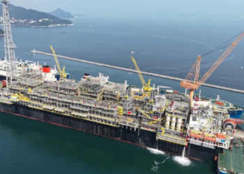 Petrobras inicia operação da plataforma P-79 no Campo de Búzios, aumentando a produção de petróleo e gás no pré-sal brasileiro.