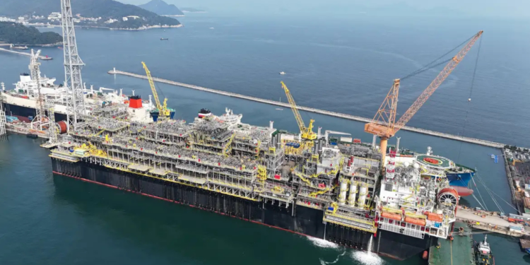 Petrobras inicia operação da plataforma P-79 no Campo de Búzios, aumentando a produção de petróleo e gás no pré-sal brasileiro.