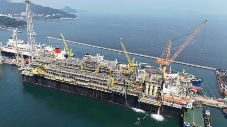 Petrobras inicia operação da plataforma P-79 no Campo de Búzios, aumentando a produção de petróleo e gás no pré-sal brasileiro.