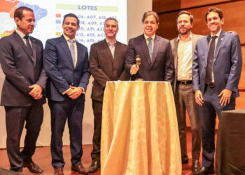Leilão da faixa de 700 MHz marca avanço da conectividade no Brasil com expansão do 4G em áreas isoladas.