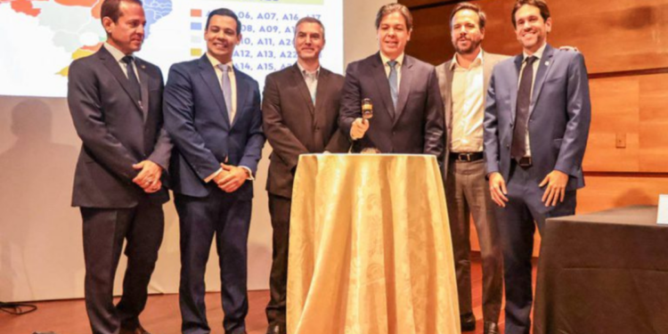 Leilão da faixa de 700 MHz marca avanço da conectividade no Brasil com expansão do 4G em áreas isoladas.