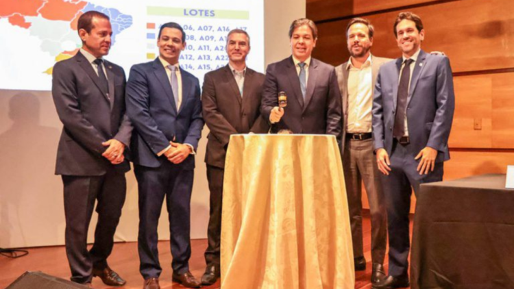 Leilão da faixa de 700 MHz marca avanço da conectividade no Brasil com expansão do 4G em áreas isoladas.
