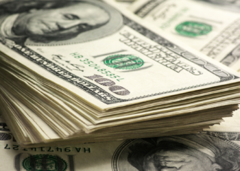 Dólar cai ao menor nível desde 2024 com cenário externo positivo e maior entrada de capital no Brasil