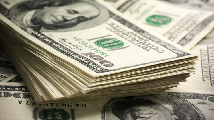 Dólar cai ao menor nível desde 2024 com cenário externo positivo e maior entrada de capital no Brasil