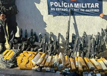 Ação da Polícia Militar desmonta bunker do tráfico na zona oeste do Rio e apreende arsenal de guerra e drogas.