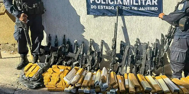Ação da Polícia Militar desmonta bunker do tráfico na zona oeste do Rio e apreende arsenal de guerra e drogas.