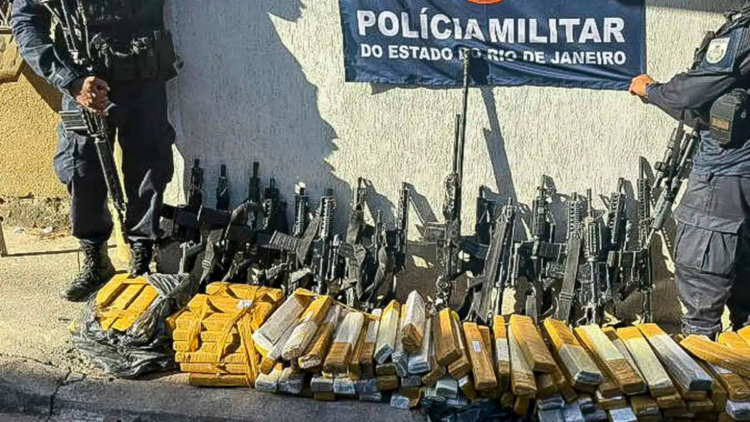Ação da Polícia Militar desmonta bunker do tráfico na zona oeste do Rio e apreende arsenal de guerra e drogas.