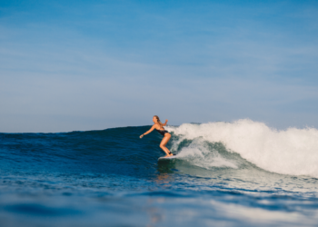 Cabo Frio recebe evento gratuito de surfe para mulheres acima dos 40 anos com foco em saúde, esporte e empoderamento.