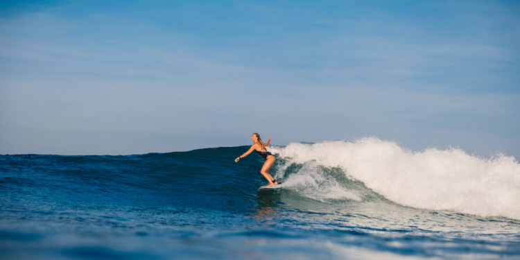 Cabo Frio recebe evento gratuito de surfe para mulheres acima dos 40 anos com foco em saúde, esporte e empoderamento.