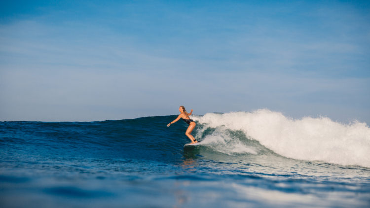Cabo Frio recebe evento gratuito de surfe para mulheres acima dos 40 anos com foco em saúde, esporte e empoderamento.