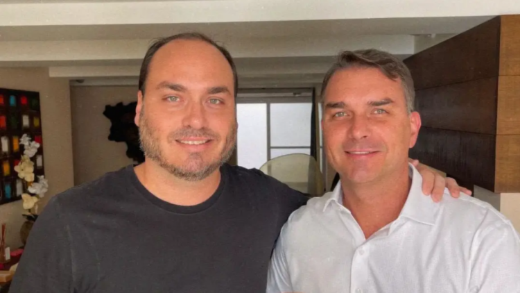 Carlos Bolsonaro afirmou que Flávio Bolsonaro reconhece pequenos erros cometidos por Jair Bolsonaro durante o governo e pretende não repeti-los em uma eventual Presidência.