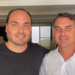 Carlos Bolsonaro afirmou que Flávio Bolsonaro reconhece pequenos erros cometidos por Jair Bolsonaro durante o governo e pretende não repeti-los em uma eventual Presidência.