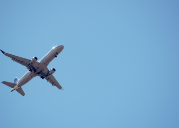 Alemanha alerta para possíveis cancelamentos de voos no verão europeu devido à alta do combustível de aviação e impactos da crise no Oriente Médio.