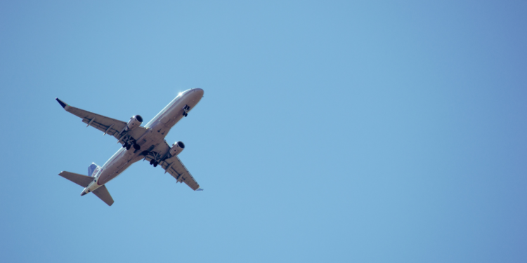 Alemanha alerta para possíveis cancelamentos de voos no verão europeu devido à alta do combustível de aviação e impactos da crise no Oriente Médio.