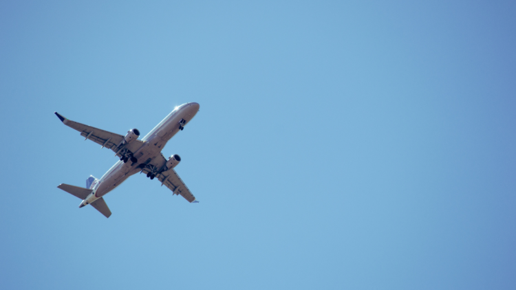 Alemanha alerta para possíveis cancelamentos de voos no verão europeu devido à alta do combustível de aviação e impactos da crise no Oriente Médio.