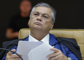 Flávio Dino sofreu acidente doméstico, fraturou o pé e cancelou presença no Fórum de Lisboa, em Portugal.