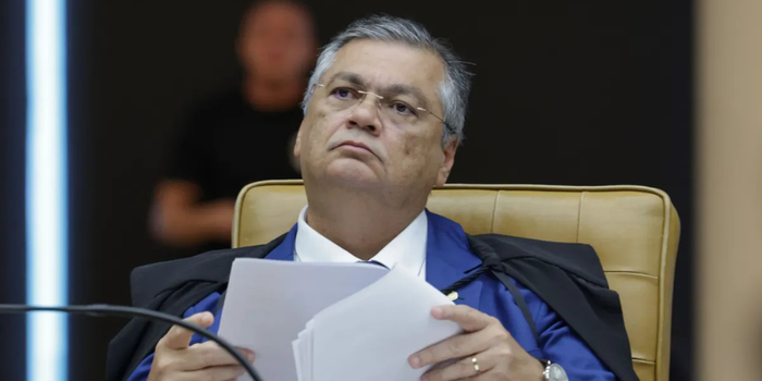 Flávio Dino sofreu acidente doméstico, fraturou o pé e cancelou presença no Fórum de Lisboa, em Portugal.