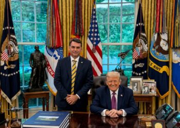 Donald Trump entregou um presente simbólico a Flávio Bolsonaro durante reunião oficial nos Estados Unidos.