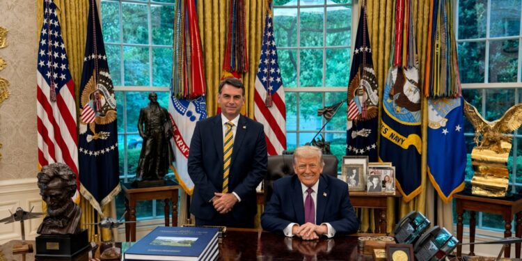 Donald Trump entregou um presente simbólico a Flávio Bolsonaro durante reunião oficial nos Estados Unidos.