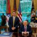 Donald Trump entregou um presente simbólico a Flávio Bolsonaro durante reunião oficial nos Estados Unidos.