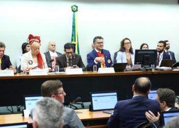 Deputados aprovam PEC que extingue escala 6x1 e altera regras da jornada de trabalho no Brasil. 