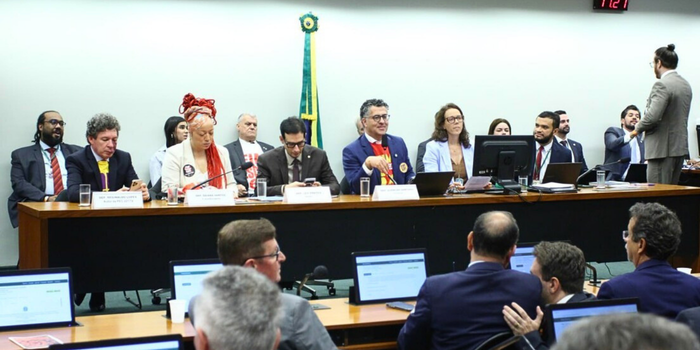 Deputados aprovam PEC que extingue escala 6x1 e altera regras da jornada de trabalho no Brasil. 