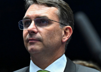 Em coletiva após reunião com Trump, Flávio Bolsonaro rebate críticas e faz acusações contra Joe Biden.
