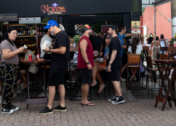 Festival Beach Burger segue na Praia dos Cavaleiros com hambúrgueres especiais, atrações culturais, exposição de livros e programação gratuita para moradores e turistas.