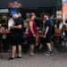 Festival Beach Burger segue na Praia dos Cavaleiros com hambúrgueres especiais, atrações culturais, exposição de livros e programação gratuita para moradores e turistas.