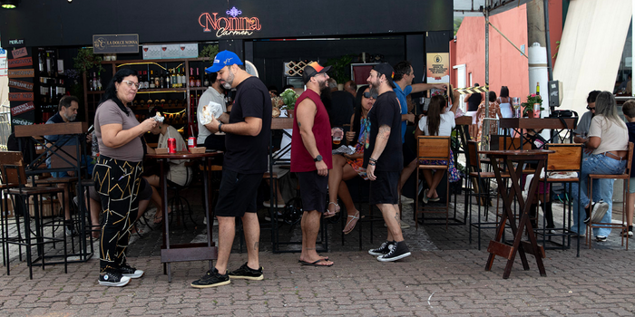 Festival Beach Burger segue na Praia dos Cavaleiros com hambúrgueres especiais, atrações culturais, exposição de livros e programação gratuita para moradores e turistas.