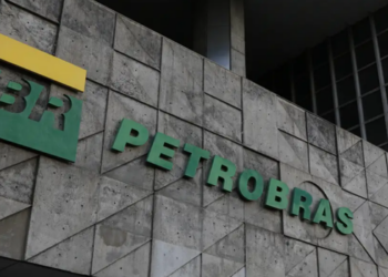 Petrobras reduz preço do diesel para distribuidoras a partir de 1º de junho. Medida busca compensar reoneração de tributos e garantir estabilidade no abastecimento.