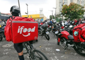 Governo federal investiga iFood e Keeta por possível falta de transparência nas taxas cobradas em pedidos de delivery e corridas por aplicativo.