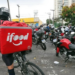Governo federal investiga iFood e Keeta por possível falta de transparência nas taxas cobradas em pedidos de delivery e corridas por aplicativo.