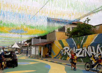Festival de ruas decoradas para a Copa do Mundo movimenta moradores de Campos e resgata tradição de enfeitar bairros para torcer pelo Brasil.