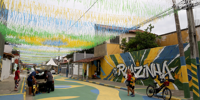 Festival de ruas decoradas para a Copa do Mundo movimenta moradores de Campos e resgata tradição de enfeitar bairros para torcer pelo Brasil.