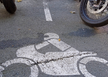 Uso de motos cresce no Rio em meio à crise do transporte público. Levantamento aponta acidente a cada 25 minutos.