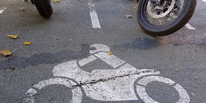 Uso de motos cresce no Rio em meio à crise do transporte público. Levantamento aponta acidente a cada 25 minutos.