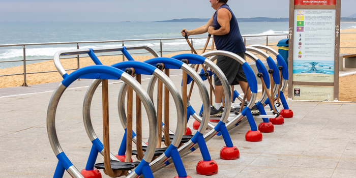 Prefeitura de Macaé instala novos equipamentos esportivos e de lazer em praças e bairros da cidade para ampliar qualidade de vida.